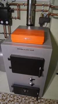Umweltschonend und modern: der neue Scheitholz-Vergaserkessel Vitoligno 100-S von Viessmann sorgt nun für effiziente Wärme in dem kleinen Einfamilienhaus. <br />Bilder: german contract