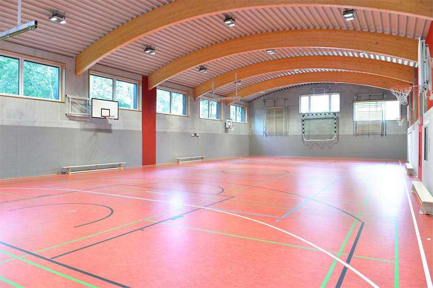 Das Tageslicht reicht weit in die Turnhalle hinein....