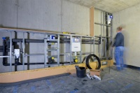 In den Sanitärräumen kommen die Produkte und Lösungen von Geberit zum Einsatz. Die automatische Hygienespülung sorgt für den bestimmungsgemäßen Betrieb der<br />Trinkwasserinstallation in den Turnhallen.