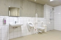 Auch in den Sanitärräumen wurde großer Wert auf Barrierefreiheit gelegt. Die Duschelemente mit Wandablauf von Geberit fügen sich dezent in das Gesamtbild ein und sorgen für eine durchgängige Optik.