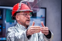 Von der Theorie zur Realität:<br />Brandschutzexperte Bernd Prümer erläutert, dass es im Ernstfall mehrere Minuten dauern kann, bis die Feuerwehr eintrifft.