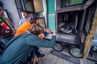 Großes Interesse am Brandlabor: Die<br />Teilnehmer überzeugten sich nach dem Versuch von den Auswirkungen des Brandes.