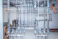 Hausanschluss mit Verteilerkomplex: Trinkwasser, Brauchwasser und Osmosewasser speist der Hausanschluss in die Versorgungsleitungen ein.