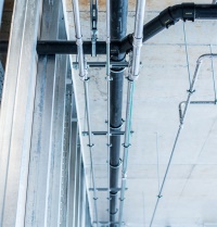 Robust und flexibel: Mit dem breiten Sortiment an Formteilen und einer Bandbreite an Rohrdimensionen lassen sich jegliche Entwässerungsgegenstände, auch<br />Sondergegestände, mühelos entwässern. Bilder: Geberit