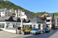 Das Hotel ist im Lauf der Jahre<br />gewachsen. Seine 70 Zimmer verteilen sich auf verschiedene Gebäude. Im Hintergrund: das namensgebende Schloss.