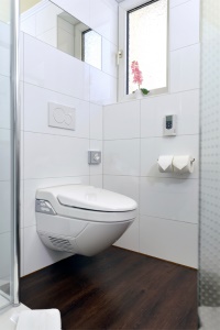 Die Bäder der Superior-Zimmer sind<br />mit einem Geberit AquaClean<br />8000plus ausgestattet.
