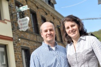 Sind selbst überzeugt von Geberit<br />AquaClean: Die Hoteliers Oliver und Judith Bell führen das Schloß-Hotel Petry in Treis-Karden in der dritten Generation.