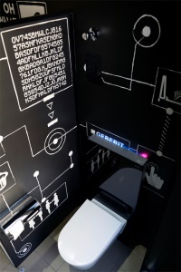 Gute Stimmung auf dem WC: Die Kombination aus beleuchtetem WC-Sanitärmodul Monolith Plus<br />und Designer-Dusch-WC AquaClean Sela bringt maximalen Komfort rund um die Toilette.