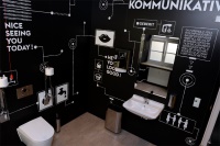 Barrierefrei: Auf der Behindertentoilette sorgen die automatisch auslösende WC-Betätigung Sigma10, die berührungslose Waschtischarmatur HyTronic und das Dusch-WC AquaClean Sela für bequeme Bedienung der WC-Technik.