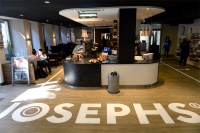 Kaffeepause: Nach einem<br />Rundgang durch das JOSEPHS<br />lädt der angegliederte Coffeeshop<br />zum Verweilen ein. Bilder: Geberit