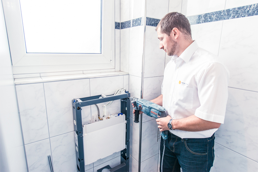 Ist die alte WC-Anlage demontiert, werden die Löcher...