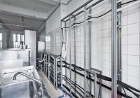 Geberit GIS Installationswände werden individuell und bedarfsgerecht an die Wände in den Küchenbereichen angepasst. Für schnellen Baufortschritt und einfache Wartung werden nur die Bereiche rund um Spülen mit Edelstahl beplankt.