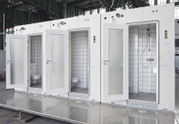 Hotelboxen werden fertig angeliefert und vor Ort an die<br />Belastungen im extrem hochfrequenten Betrieb angepasst. Glasbauteile werden entfernt, Kunststoffarmaturen durch hochbelastbare Edelstahl-Armaturen ersetzt.
