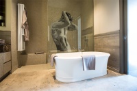 Das nachhaltige Gesamtkonzept von Living Levels setzt auch in den Sanitärräumen auf Wohlbefinden und Ganzheitlichkeit – und auf höchste Ansprüche in Sachen Qualität. Daher wurden sowohl vor als auch hinter der Wand Sanitärprodukte von Geberit installiert.