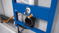 Einfache Elektromontage: Das<br />Geberit WC-Montageelement ist für die Aufnahme des Eletro-Leerrohrs vorgebohrt.