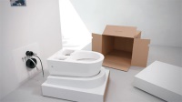 Doppelter Nutzen: Das Dusch-WC<br />wird mit der unteren Hälfte der<br />Verpackung zum Fixieren an das<br />Montageelement geschoben.