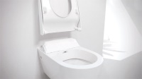 Nur ein Handgriff: In 90°-Position werden WC-Deckel und -sitz einfach hinter der Funktionseinheit aufgesteckt.