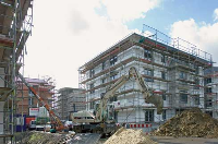 Auf dem Areal des ehemaligen Sportplatzes an der Schillerstraße liefen die umfangreichen Baumaßnahmen auf Hochtouren. Der Neubau umfasst fünf Wohnhäuser mit 67 Einheiten. Fotos: Geberit