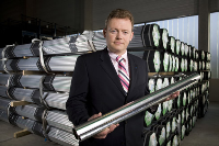Ulrich Wagner, Geschäftsführer der Geberit Mapress GmbH in Langenfeld, mit dem Mapress Edelstahl Systemrohr 1.4521.