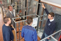 Im Rahmen des zweiten Lehrgangs „Gerätetechnik Wasser“ errichten die Auszubildenden GIS-Installationswände in Vorwandtechnik im Labor Sanitärtechnik. 