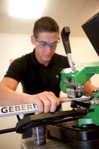 Die Schüler lernen den fachgerechten Umgang mit den Maschinen beim Ablängen der Profile. 