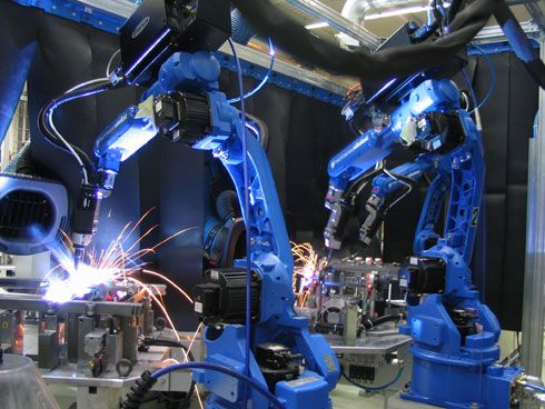 Hochmoderne Schweißroboter fügen die Duofix-Rahmen...