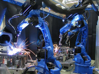 Hochmoderne Schweißroboter fügen die Duofix-Rahmen zusammen.