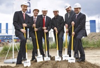 Machten den ersten Spatenstich: Ralf Braun (Leiter Logistik), Dieter Eismar (Leiter Gruppenlogistik), Dr. Michael Reinhard (Mitglied der Konzernleitung), Rolf Vögtle (Erster Landesbeamter, Landratsamt Sigmaringen) Thomas Kugler (Bürgermeister Pfullendorf) und Dominik Bühring (Miebach Consulting).
