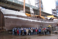 Ehrenamtliche Helfer des Vereins „Segelschiff Thor Heyerdahl gemeinnützige Fördergesellschaft mbH“ stehen täglich den 20 bis 30 Sanierungsprofis zur Seite. Fotos: Geberit