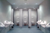 Robustheit, Sicherheit, Wirtschaftlichkeit kennzeichnen Urinalsteuerungen von Geberit mit 1-Liter-Spülung und hoher Vandalensicherheit dank Steuerung hinter der Keramik.