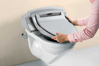 Komfortabler und Platz sparender als ein Bidet: Das neue Dusch-WC Balena 6000.