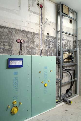 Rohbauinstallation mit vorgefertigten Elementen.