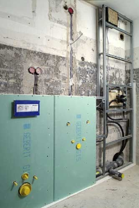 Rohbauinstallation mit vorgefertigten Elementen.