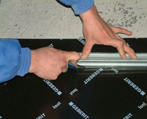 Zuschneiden von Formstücken mit Schere oder Messer.