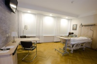 Luxuriöse Ausstattung: Die geräumigen Patientenzimmer mit über 33 qm Fläche verfügen über Parkettboden, eine<br />Sitzecke mit Schreibtisch und einen Flachbildfernseher.