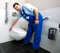 Wasserreinigung auf der Toilette: Der technische Leiter, Horst Träger, schätzt an den Dusch-WCs den Komfortaspekt sowie die Entlastung des Pflegepersonals.
