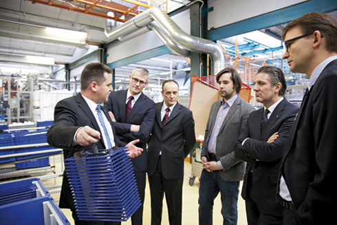 Bei der Werksbesichtigung (v. l. n. r.): Robert Lernbecher,...