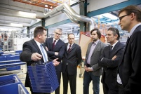Bei der Werksbesichtigung (v. l. n. r.): Robert Lernbecher,.......