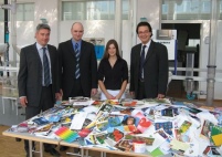 Ziehung der Gewinnerin (v.li.n.re): Marc Wieden, Zielgruppenmanager.......