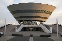 Das Porschezentrum Leipzig, einer der Veranstaltungsorte: Der 32 m hohe Turm, der an die Form eines geschliffenen Diamanten erinnert, ist weithin sichtbar.