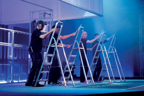 Bei der Power Percussion trommeln die Musiker Rhythmen...