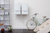 Die neue monoenergetische Wärmepumpe geoTHERM wird wie ein Gas-Brennwertgerät an der Wand installiert. Sie ist ideal für die energetische Sanierung geeignet.<br />Bilder: Vaillant