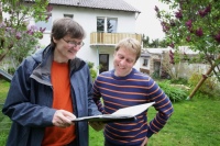 Das Bild zeigt einen Energieberater (links) im Gespräch mit einem Eigentümer. <br />Bild: obs/co2online gGmbH/co2online | Alois Müller<br /><br />