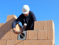 In der Rohbauphase wird der Neopor®-Montagestein einfach in der zuvor definierten Höhe eingesetzt und mit Wärmedämmziegeln ummauert. Anschließend werden die Fugen mit PU-Schaum abgedichtet. 