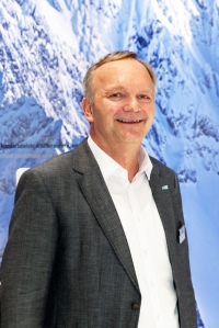 „getAir versteht sich zukünftig nicht mehr nur als Innovationsführer in der dezentralen Wohnraumlüftung, sondern als umfassender Systemanbieter für Indoor Air Quality“, so getAir Geschäftsführer Gerald Harml (56). Im Interview gibt Gerald Harml erste Einblicke in die neue Unternehmensstrategie. 