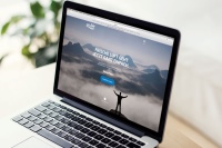 Auf der neuen getAir Website können die Lüftungssysteme von getAir interaktiv entdeckt werden. Zahlreiche aussagekräftige Bilder und Animationen sowie leicht verständliche Texte veranschaulichen das Prinzip der dezentralen Wohnraumlüftung. Die Unternehmens- und Produktvideos und das Downloadportal komplettieren dieses hochwertige multimediale Angebot. 