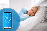 Smarte Steuerung und Sensorik sorgen automatisch für eine gesunde Raumluftqualität und garantieren einen erholsamen Schlaf: Die dezentralen Lüftungsgeräte von getAir sind jetzt mit einem integrierten Luftqualitätssensor erhältlich. Bei zu hoher Schadstoffbelastung durch Abgase, Schimmelsporen sowie Farb- und Baustoffe (VOC) wird vollautomatisch der perfekte Luftmodus zur effizienten Be- und Entlüftung aktiviert. 