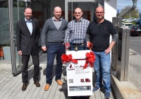 Stadtwerke Mühlheim gewinnen 9 kW Elektroheizkurier v.l.n.r.: Peter-Ludwig Terfloth, heizkurier-Außendienst Rhein-Main; Martin Reuland, heizkurier Vertriebsleiter; Rüdiger Jung, Leiter Energiedienste Stadtwerke Mühlheim; Andreas Sonthoff Projektingenieur Stadtwerke Mühlheim<br />Bild: www.heizkurier.de