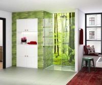 Waldbaden im Stadthaus-Bad: Duschnische JOSEPHINE von glassdouche, Modell 121 F, ergänzt mit der LED-Dusch-Rückwand<br />HELENE, Design-Motiv Greenwood, ebenfalls von glassdouche.<br />Bild: Glassdouche