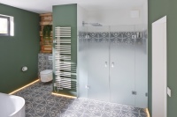 Dusch-Nische AUGUSTINA von glassdouche, Modell 150, Breite 180 cm, Höhe 200 cm, mit Scheiben aus dem Spezialglas Sandblast Flow.<br />Bild: Glassdouche